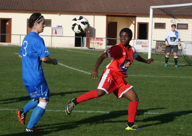 Landouge-Niort (3) Mbazogho Ndong devant Durand.jpg