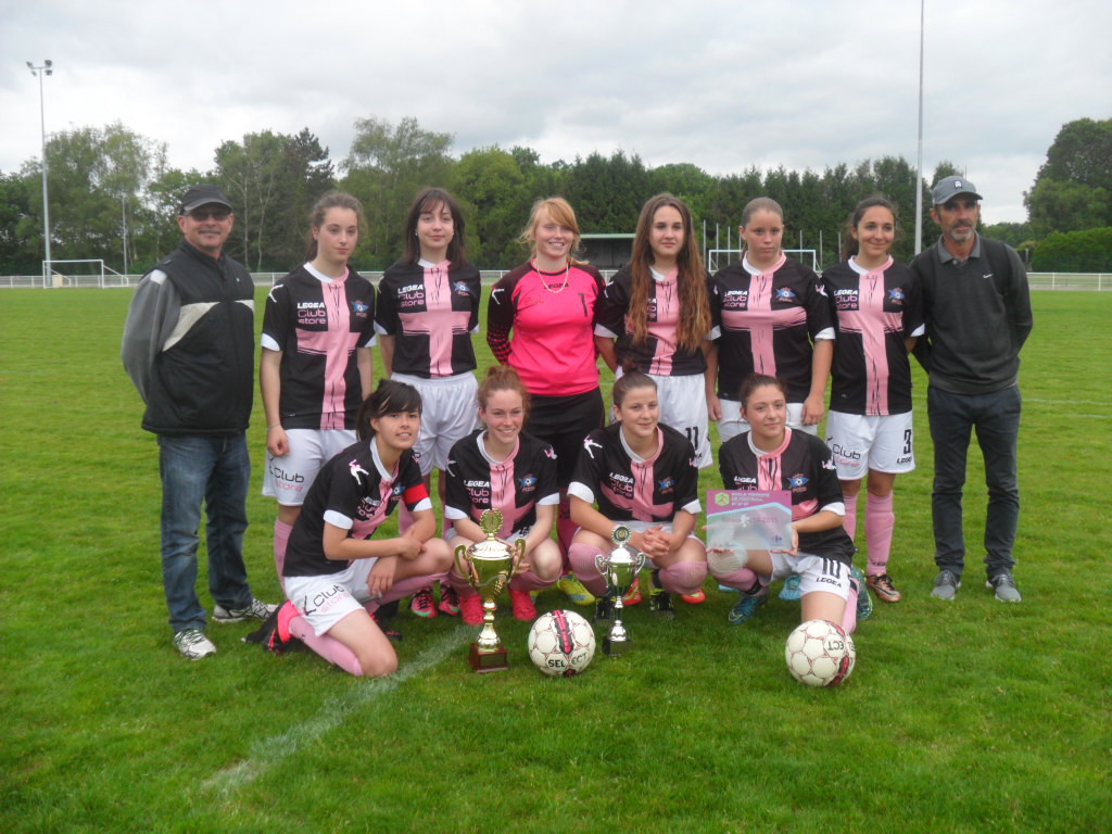 Coupe U14-U17 - FCC Oradour-sur-Vayres pose avec les trophées.jpg