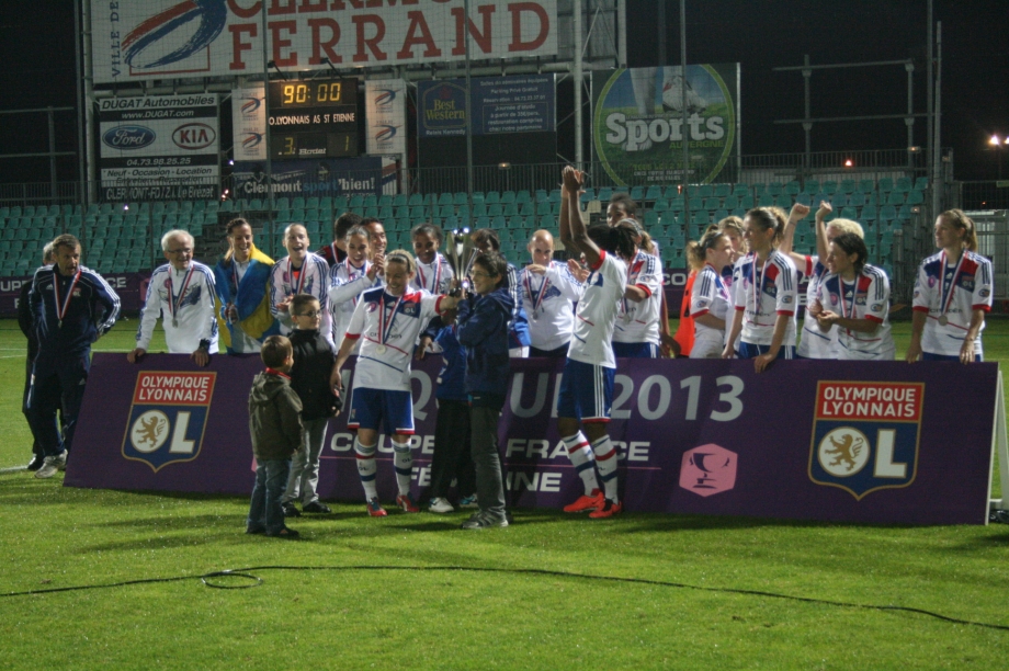 Olympique Lyonnais sur le podium avec le trophée