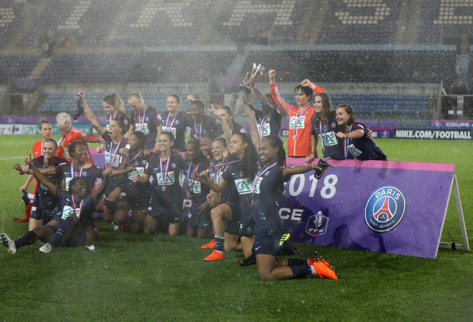 Paris pose avec les trophées