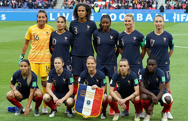 FRANCE
Debout de gauche à droite : Bouhaddi, Majri, Renard, Diani, Henry, Thiney
Accroupis : D. Cascarino, Bussaglia, Le Sommer, Torrent, Mbock Bathy Nka