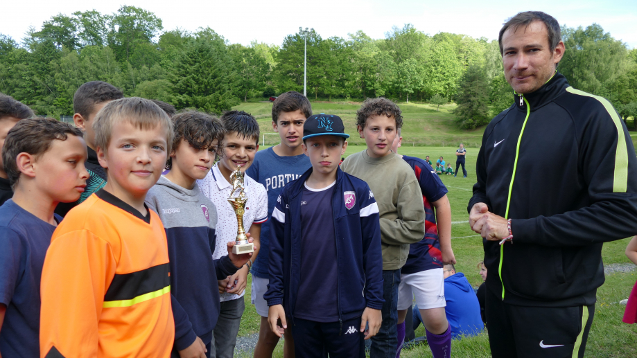 Remise par Olivier Desplat de la coupe du vainqueur du défi jonglerie, l'AS Aixe-sur-Vienne