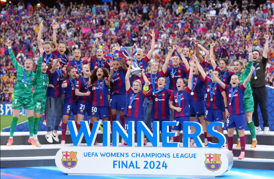FC Barcelone soulève le trophée
