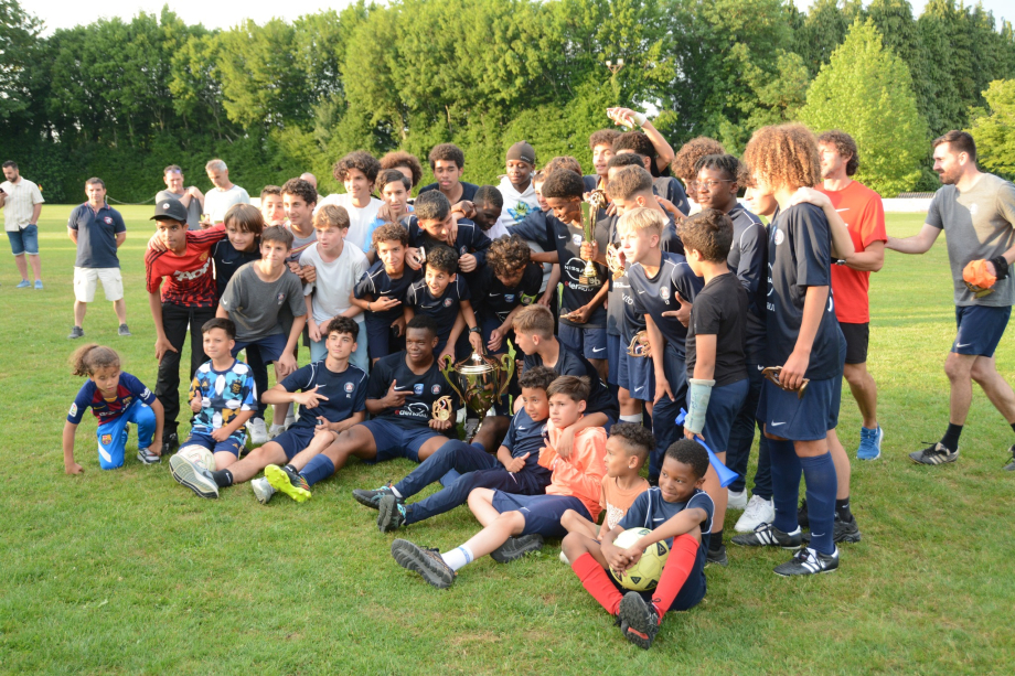 Limoges Football pose avec les trophées
