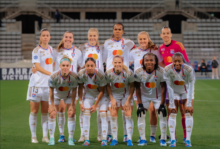 OLYMPIQUE LYONNAIS
Debout de gauche à droite : Damaris Egurrola Wienke, Vanessa Gilles, Ada Hegerberg, Wendie Renard, Lindsey Horan, Christiane Endler Mutinelli
Accroupis : Ellie Carpenter, Selma Bacha, Eugénie Le Sommer, Melchie Dumornay, Kadidiatou Diani
(photo club)
