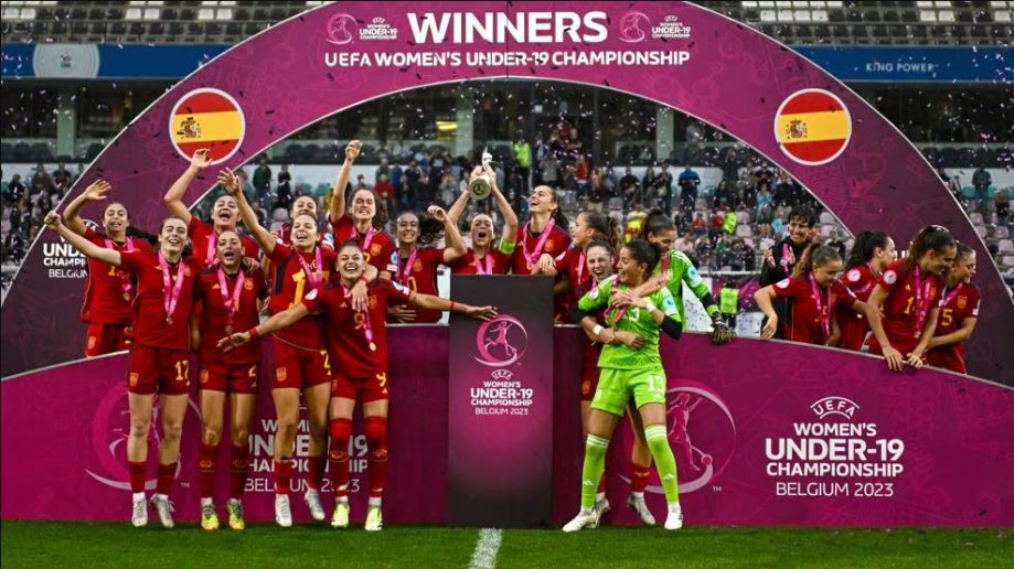 L'Espagne pose avec ses trophées
(photo UEFA)
