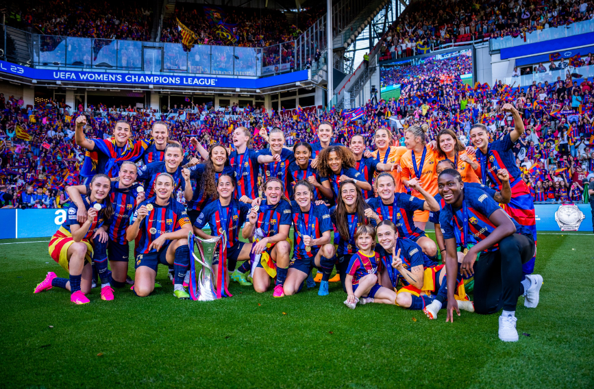 FC Barcelone pose avec les trophées
