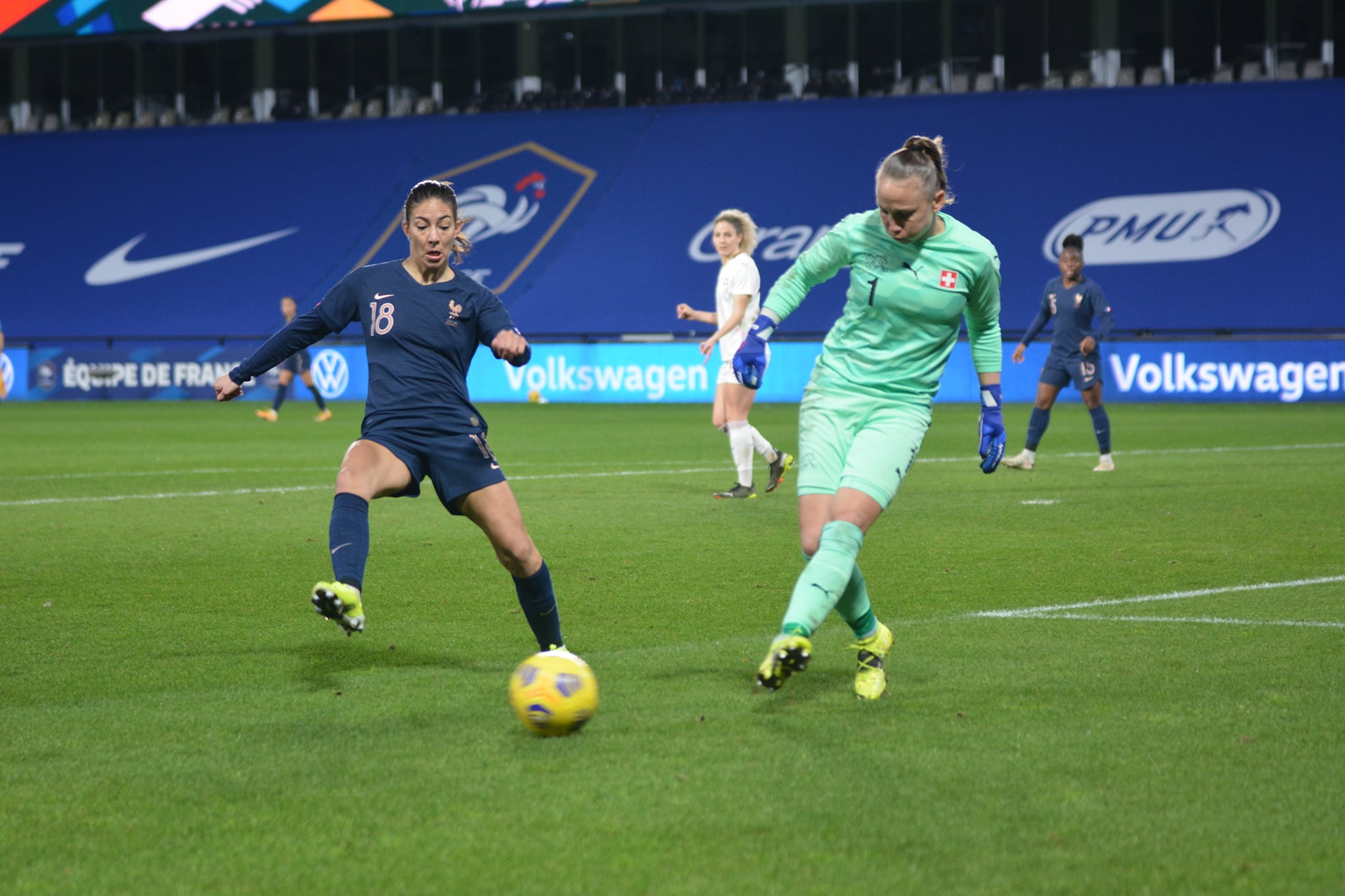 Gaëlle Thalmann dégage devant Clara Matéo