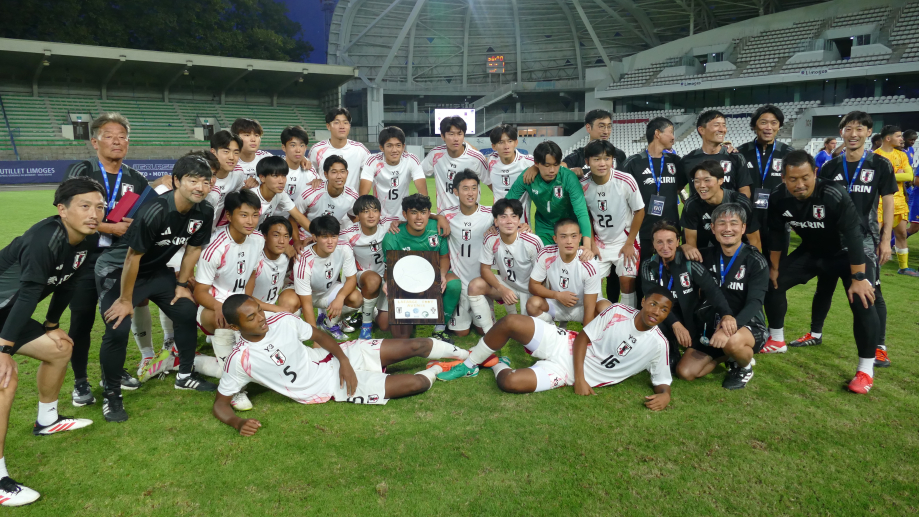 Le Japon pose avec le trophée
