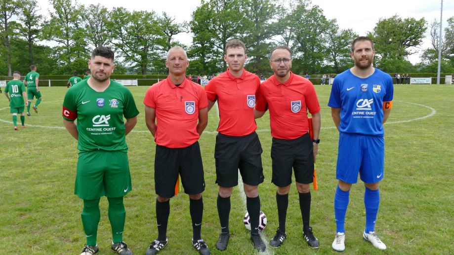 Les arbitres avec les capitaines

