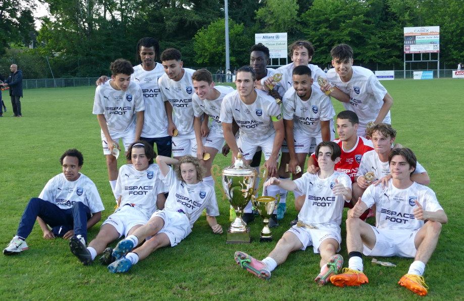 Limoges Football pose avec les trophées

