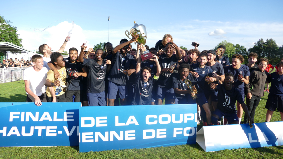 Limoges Football soulève le trophée
