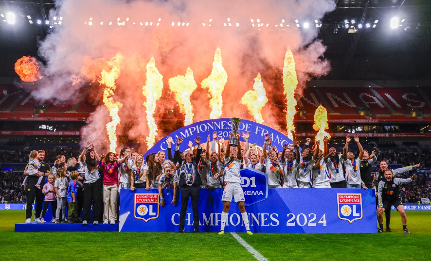 L'Olympique Lyonnais pose avec le trophée, son 17ème titre de Championne de France
Photo @Baptiste Fernandez/ICON Sport

