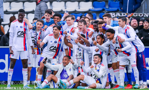 Olympique Lyonnais poseavec les trophées
(Photo Damien LG - OL)

