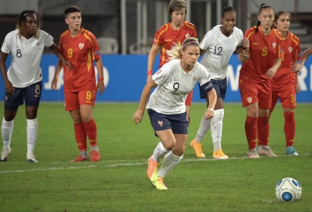 Eugénie Le Sommer avec ce pénalty devient la nouvelle recordwoman des buts en équipe de France