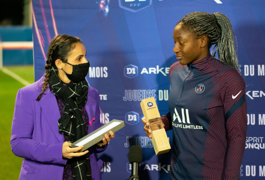 Kadidiatou Diani reçoit son trophée des mains de Jessica Houara

