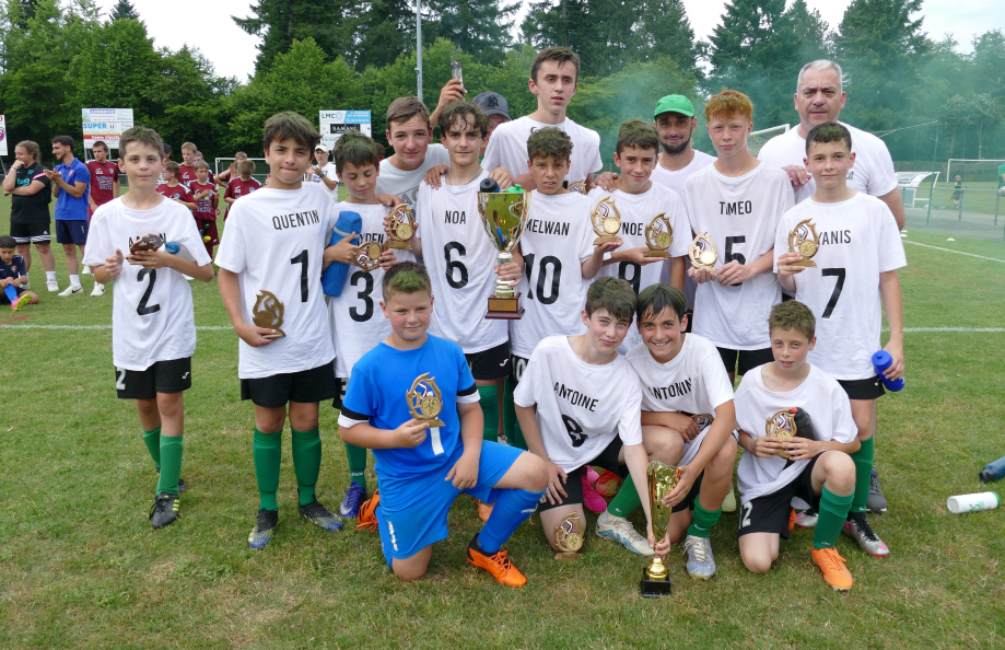 L'Occitane FC pose avec ses trophée
