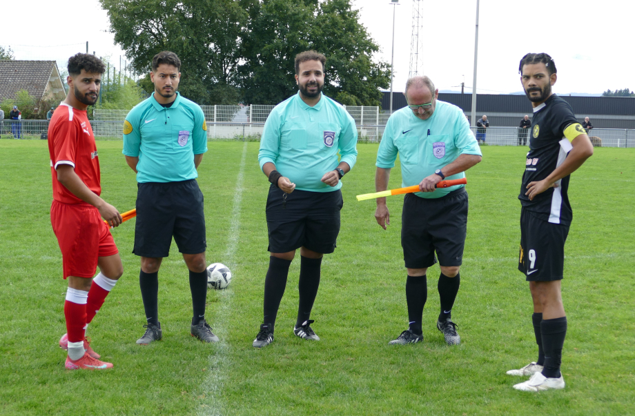 Les arbitres avec les capitaines
