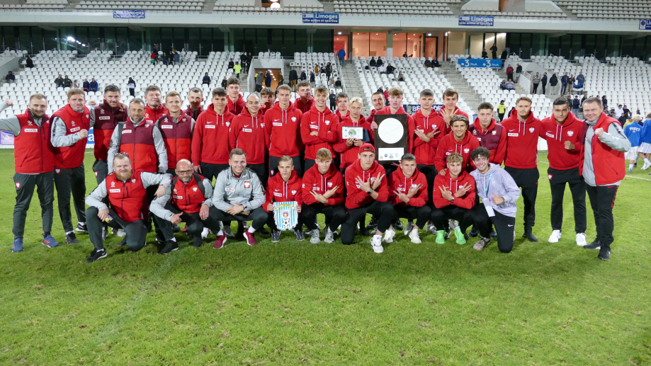 POLOGNE pose avec ses trophées