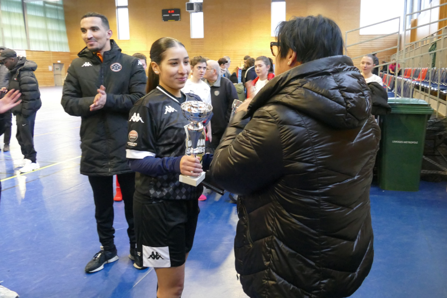 Remise du trophée par Nathalie Macari
