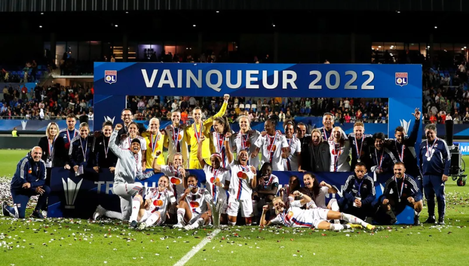L'Olympique Lyonnais pose avec le trophée