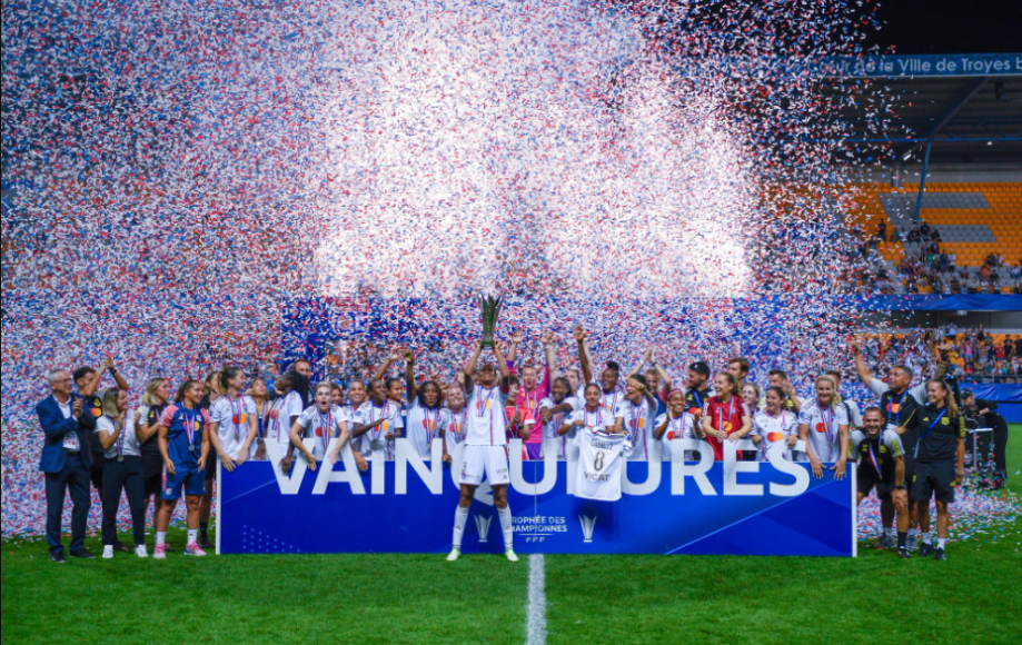 Olympique Lyonnais soulève le trophée