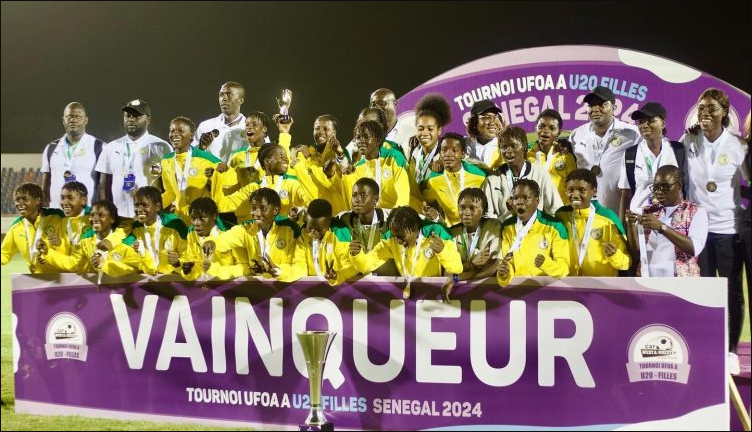 Le Sénégal pose avec le trophée

