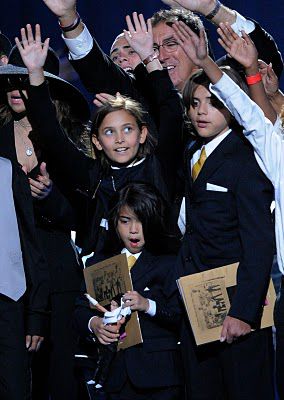 Les enfants de Michael lève les bras en l'honneur de leur père