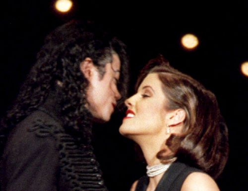 Michael est pret pour embrasser Lisa Marie Presley,son premier baiser sur scène