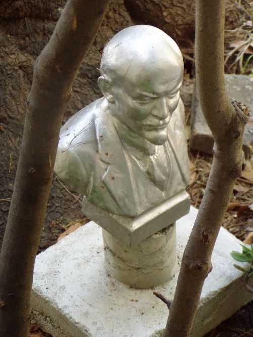 Lénine, fonte d'aluminium, pied pierre et béton, 550€
