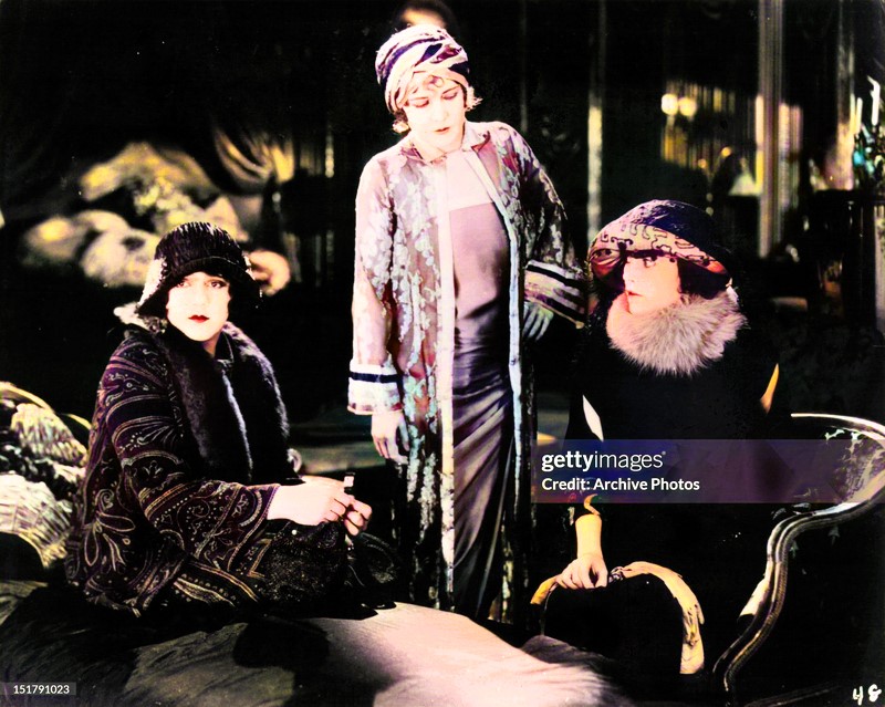 Avec BETTY MORRISSEY et MALVINA POLO dans une scène du film 'A Woman of Paris ' (1923).