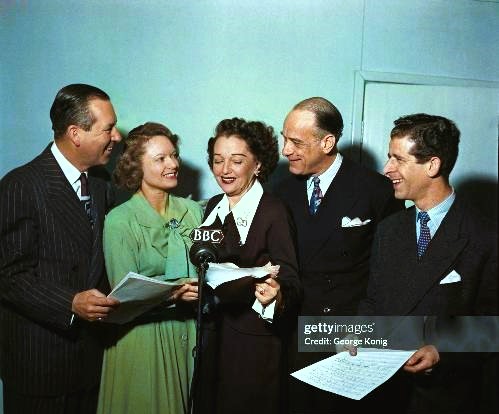 Avec Ben Lyon, Anna Neagle et Vic Oliver lors de l'émission radio de la BBC Hi Gang ! (1949)