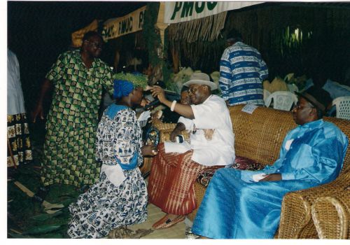S.M ESSAKA EKWALLA bénit la Miss Ngondo Deido 2004