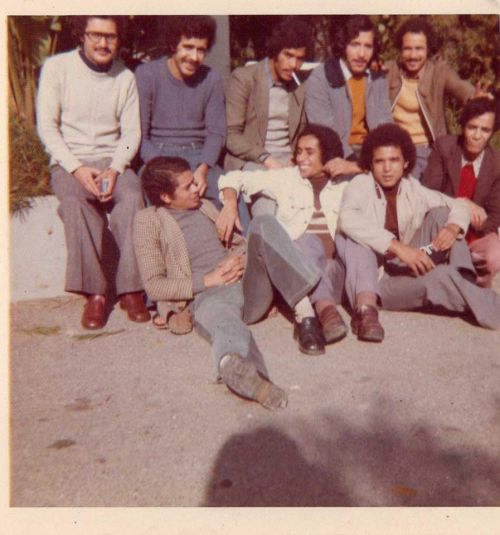 Avec mes amis de la FAC ( ici à la cité universitaire de Ben Aknoun - ALGER - 1976 )