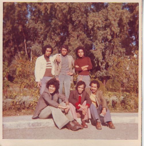 Avec  mes  amis  de  la  FAC       ( ici  à  la  cité  universitaire de Ben Aknoun - ALGER - 1976 )