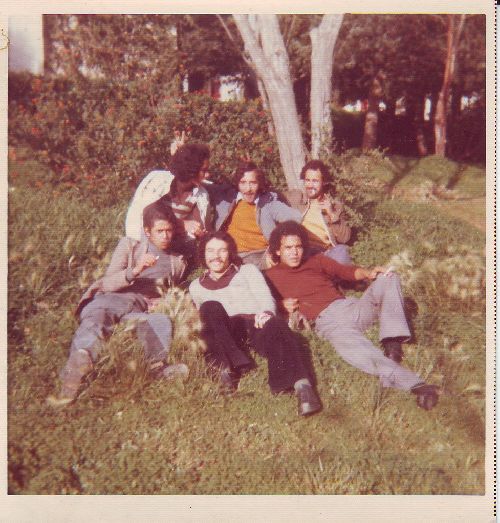 Avec  mes  amis  de  la  FAC       ( ici  à  la  cité  universitaire de  Ben  Aknoun - ALGER -   1976  )