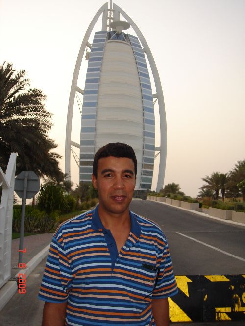 Notre  ami  IMED à  DUBAI  posant  devant  l'Hotel  Bordj el arab