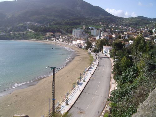 La plage du centre du village, et  le  boulevard  front  de  mer