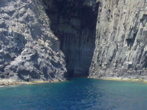 GROTTE   à  CHETAIBI    ( entre  les  calanques  et  la  Baie Ouest  )