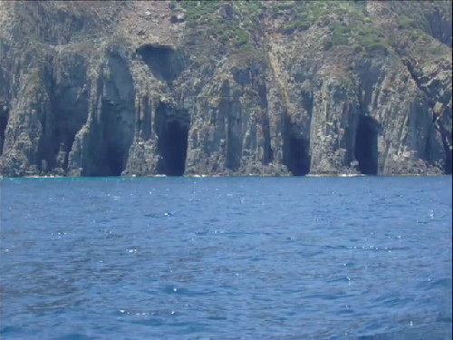 SERIE   de  Grottes  successives  ( entre  les  calanques  et  la  Baie  Ouest  )