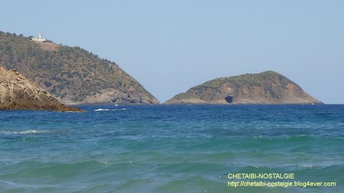 Grotte  vue à partir  de  la  plage d' Oued Laghnem