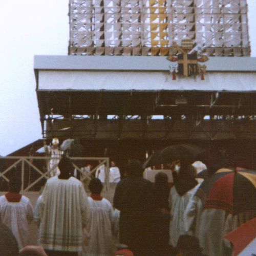 1980 visite du pape a butz juste a cote de la piste,j´etais de service a l´infirmerie a butz a cause de lui