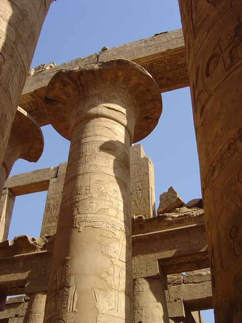 Le calice ouvert de la tête du papyrus prête sa forme aux chapiteaux des colonnes bordant l'allée centrale de la salle hypostyle là où le rayon solaire permet son épanouissement..jpg