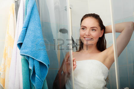 54730377-fille-douche-dans-l-enceinte-de-la-cabine-de-douche-femme-prenant-soin-de-l-hygiène-dans-la-salle-.jpg
