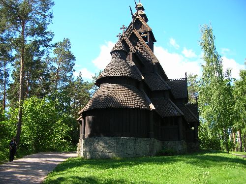 EGLISE EN BOIS DEBOUT 