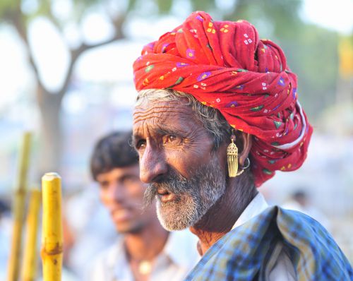 turban et boucles d'oreilles, typiques du Rajasthan