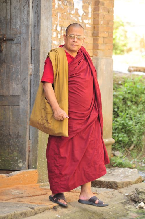 un moine bouddhiste qui ressemble au Dalaï lama