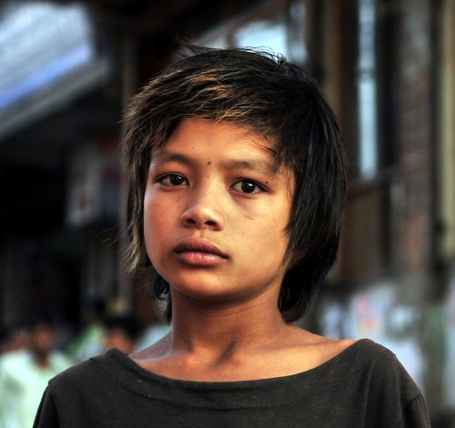 un enfant des rues à Kathmandou