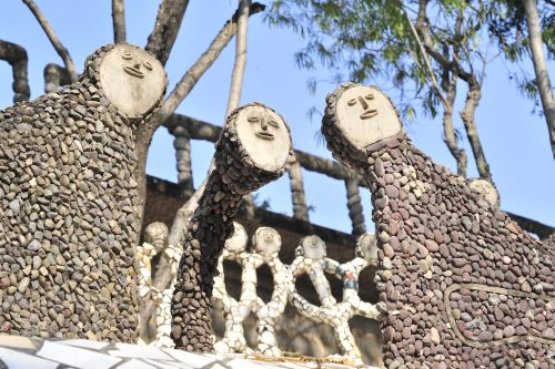 les statues faites d'objets recyclés du stone garden