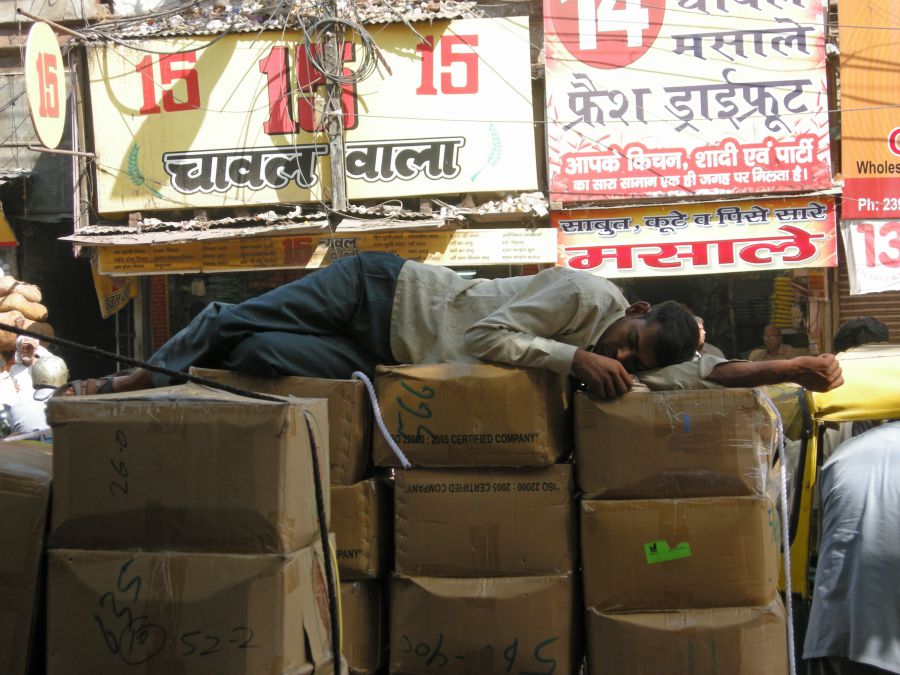 la sieste sur des cartons dans la rue la plus bruyante de Old delhi